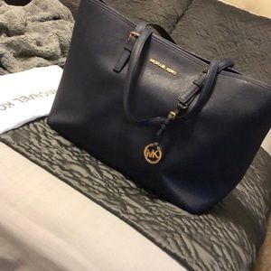 MK LG Navy Jet Set Trvl Tote w/ Laptop Compartment